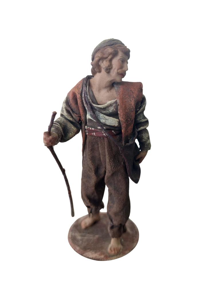 Hirt mit Tasche zurückschauend-12