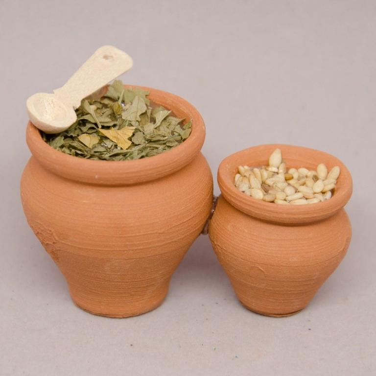 Terracottakrüge mit Gewürze und Löffel- Krippenzubehör-