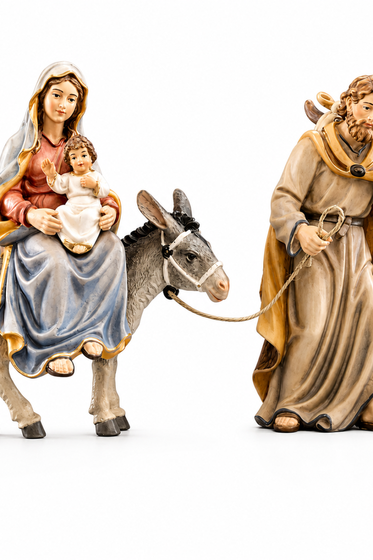 Heilige Familie auf der Flucht nach Ägypten – Maria mit Jesuskind auf dem Esel und Josef als holzgeschnitzte Krippenfigur
