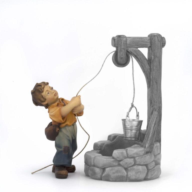 J9057Kind am Brunnen-color-