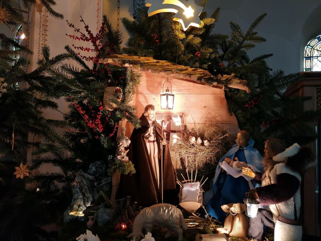 Krippe mit Ankleidefiguren