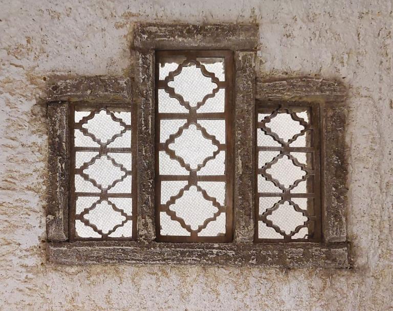 Orientalisches Fensterelement mit Gitter für den Krippenbau