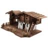 Detail des Alpenstalls mit LED-Beleuchtung und Holzstruktur.