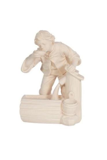 Bub am Wassertrog der Kostner Krippe in Natur