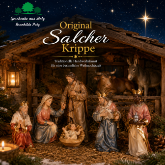 Original Salcher Krippenfiguren mit Heiliger Familie, Heiligen Drei Königen, Ochs und Esel in einem modernen alpenländischen Holzstall unter Sternenhimmel.