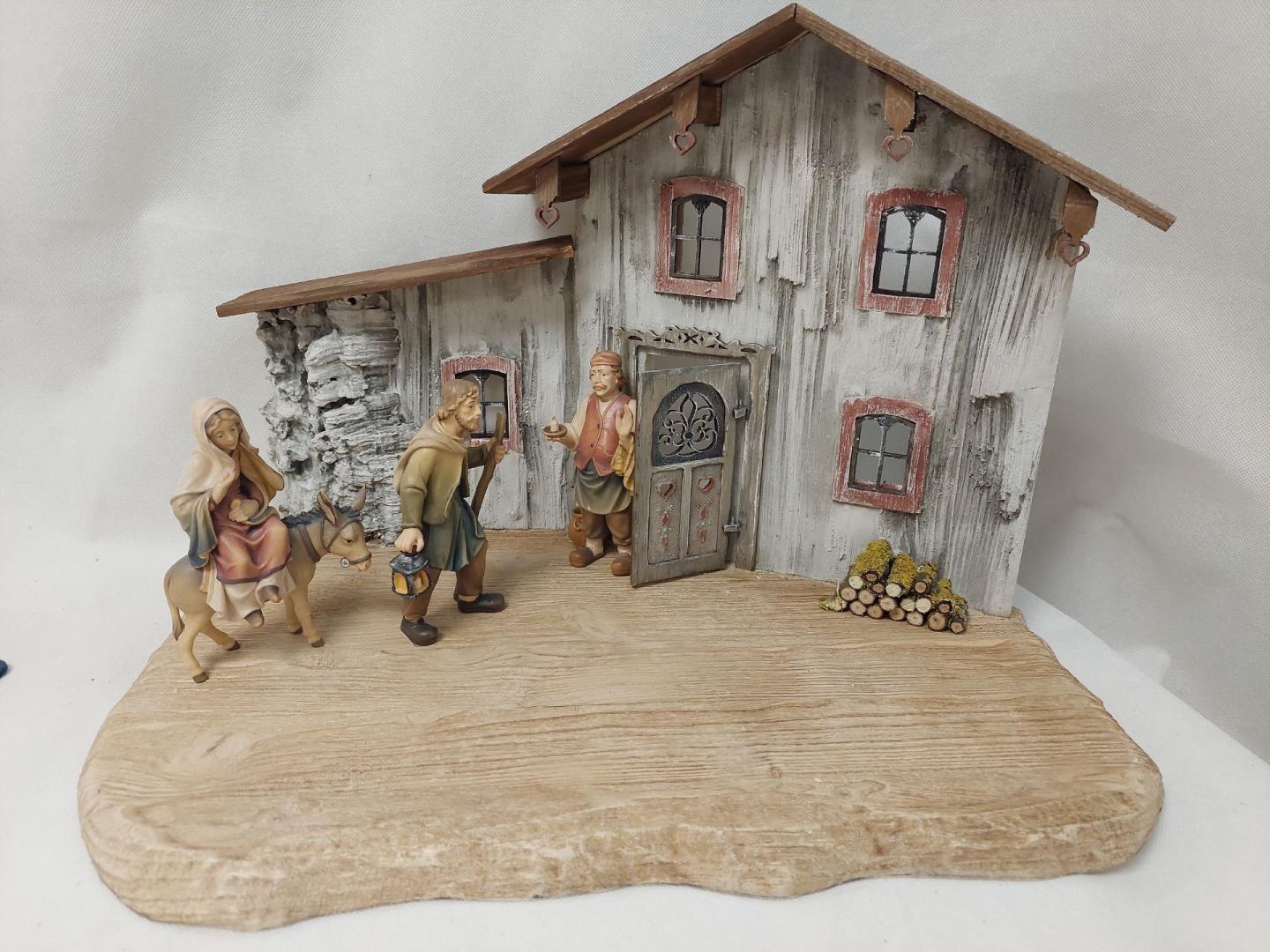 Tiroler Herberge mit Figuren